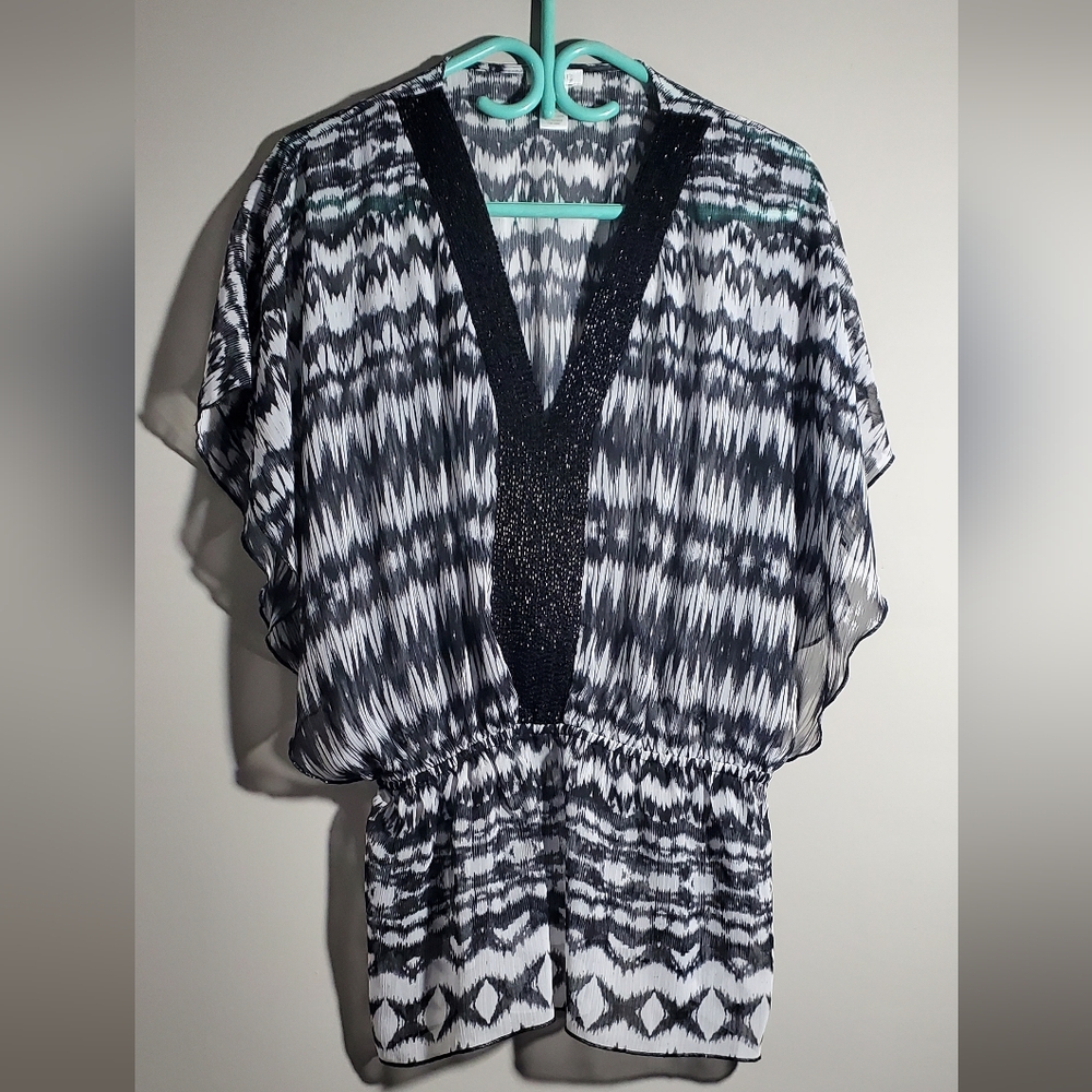 Medium Black and White Patterned Flowy V-neck Swimsuit Cover-up Tunic